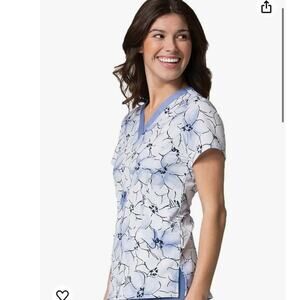 Maevn Uniforms Women's White & Blue V-Neck Floral Print Scrub Top Size Small